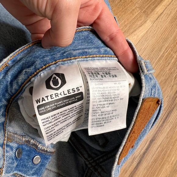 Levis Women's Blue Denim Jeans 501 Button Fly Distressed 25x26 - Picture 6 of 8